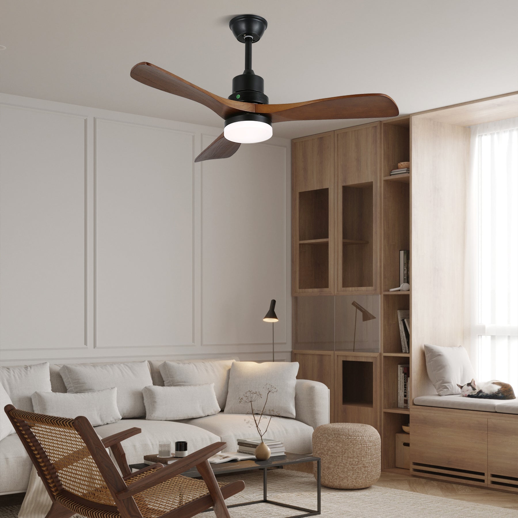 Profilo laterale del ventilatore da soffitto Kaelen con luce, che illustra il suo design sottile