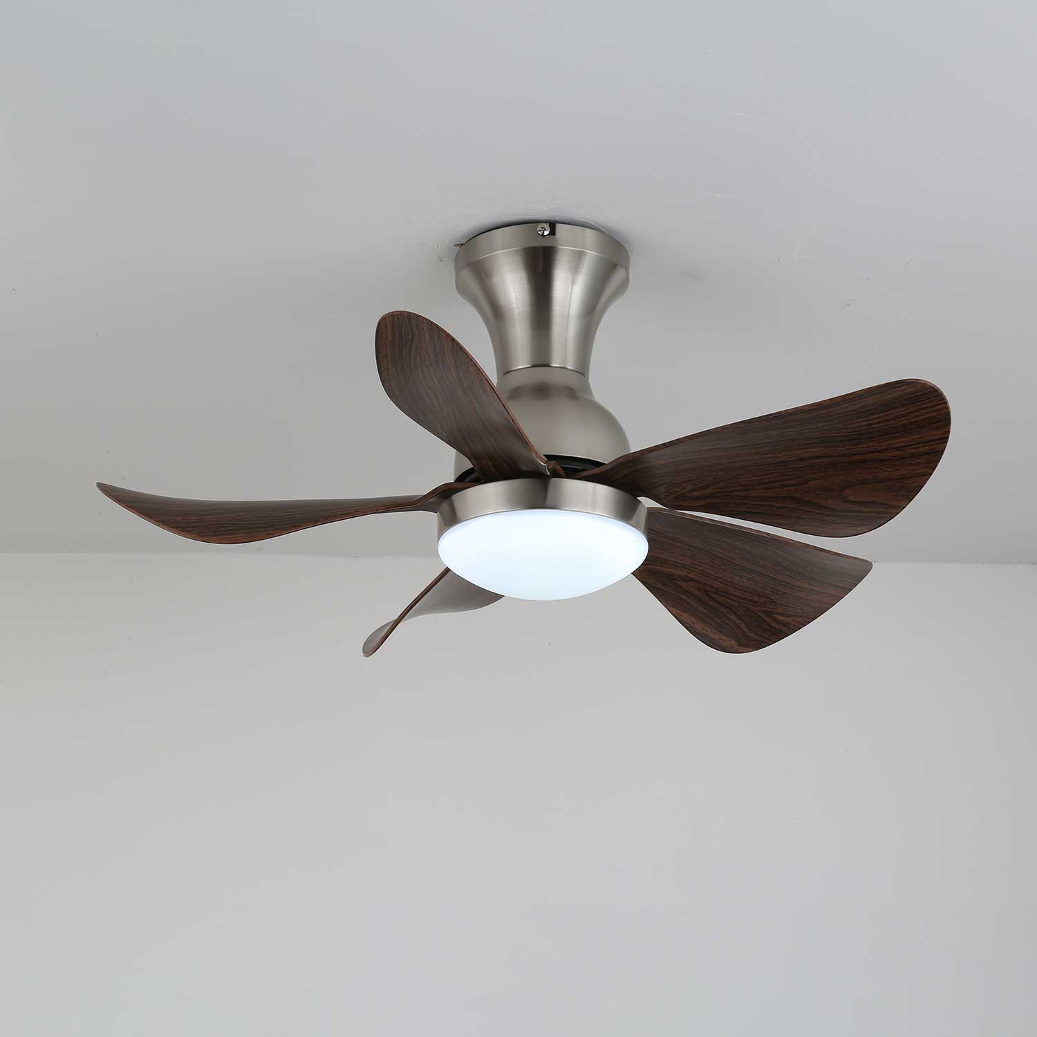 Telecomando portatile per il ventilatore da soffitto moderno Novaro in legno con luce.