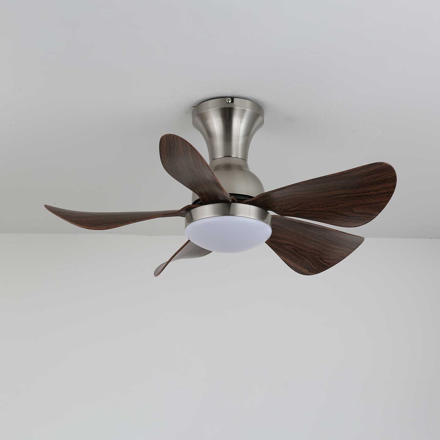 Ventilatore da soffitto Novaro che illumina un ambiente interno.