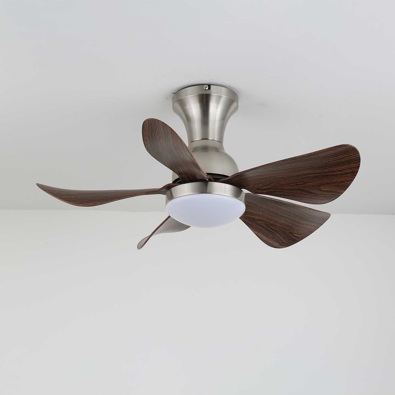 Vista laterale del ventilatore da soffitto Novaro, che evidenzia il suo design moderno.