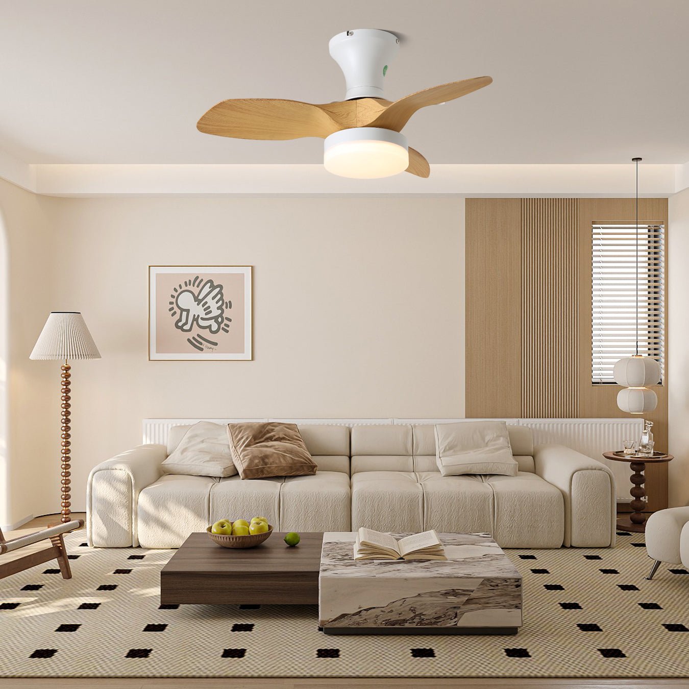 Primo piano del ventilatore da soffitto Nora con luce, che mostra il corpo bianco e le pale con grana legno.