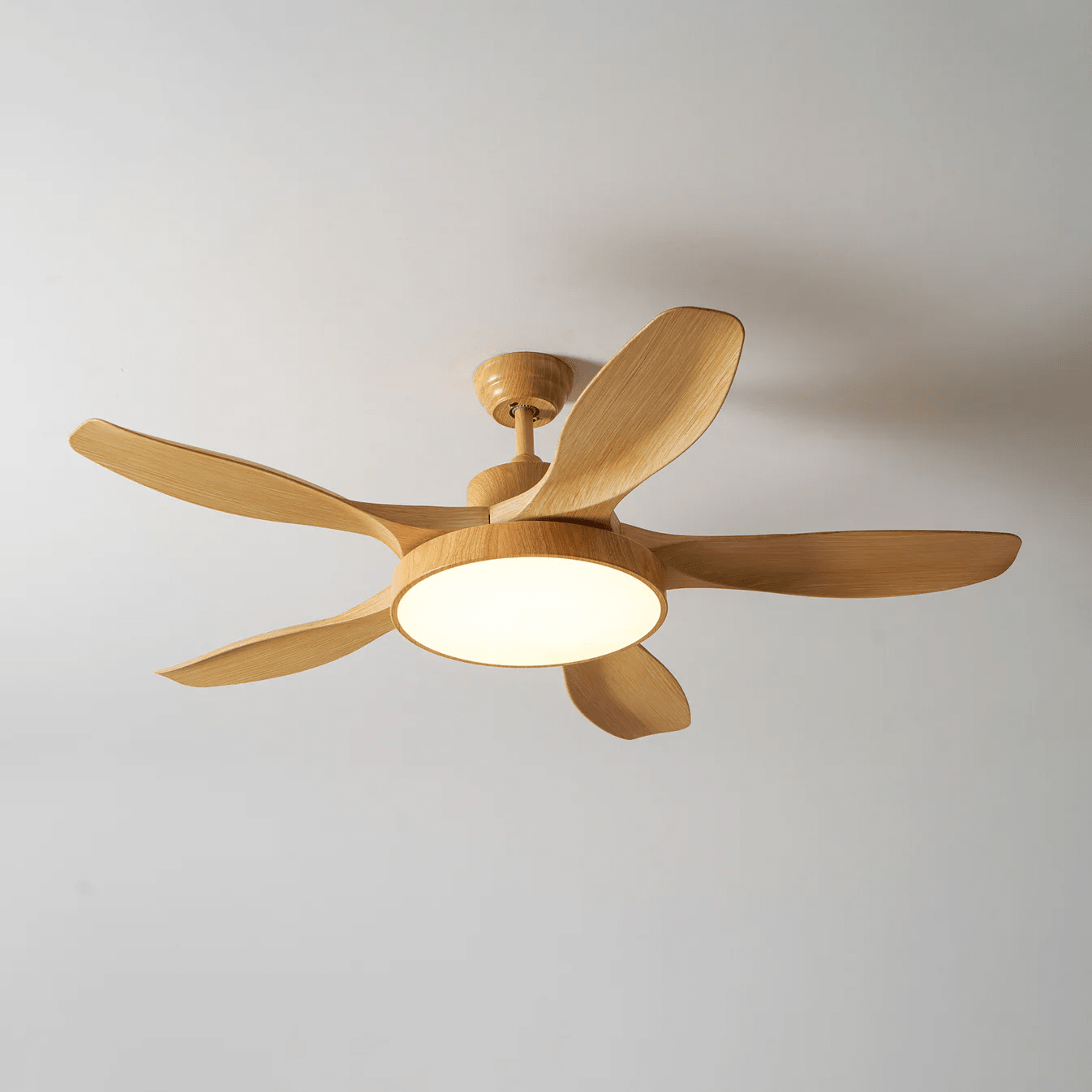Immagine che illustra le dimensioni del ventilatore da soffitto con luce StillWind (Diametro 132cm x H 25cm).
