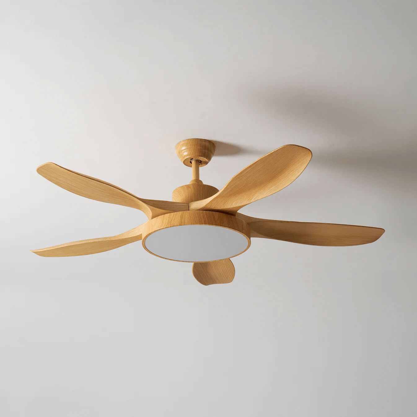 Ventilatore da soffitto con luce StillWind con il suo telecomando portatile per il controllo a 6 velocità del ventilatore e della luce.