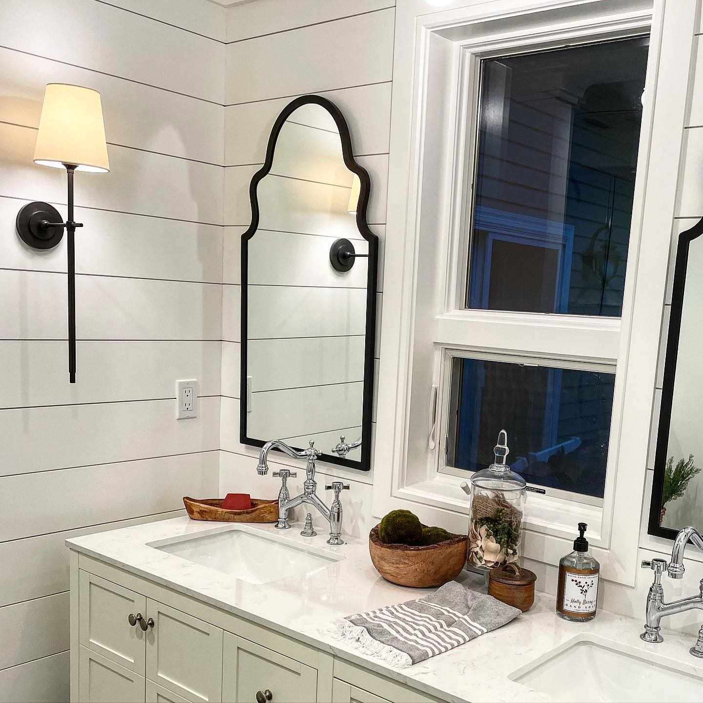 Silva Applique da Parete in Ottone con Paralume Conico Bianco