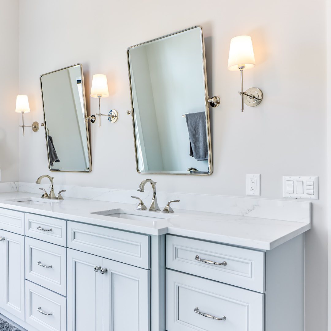 Silva Applique da Parete in Ottone con Paralume Conico Bianco
