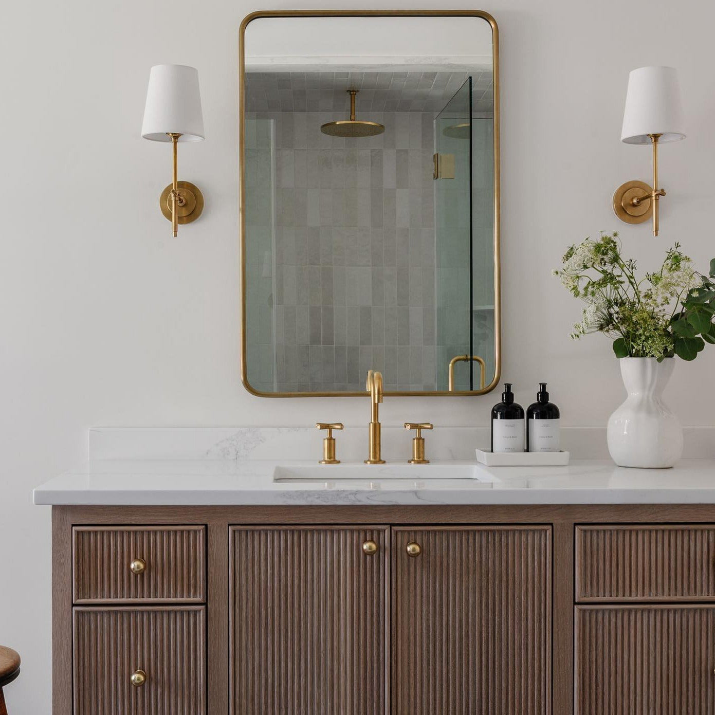 Silva Applique da Parete in Ottone con Paralume Conico Bianco