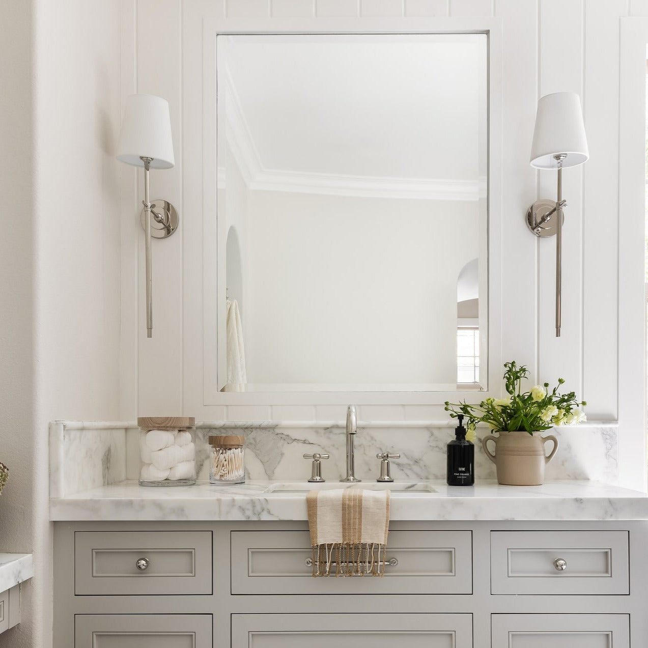 Silva Applique da Parete in Ottone con Paralume Conico Bianco