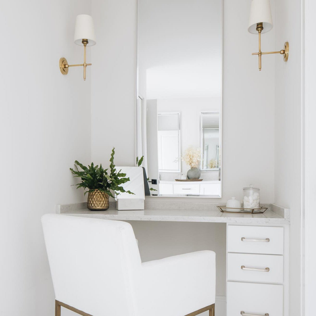 Silva Applique da Parete in Ottone con Paralume Conico Bianco
