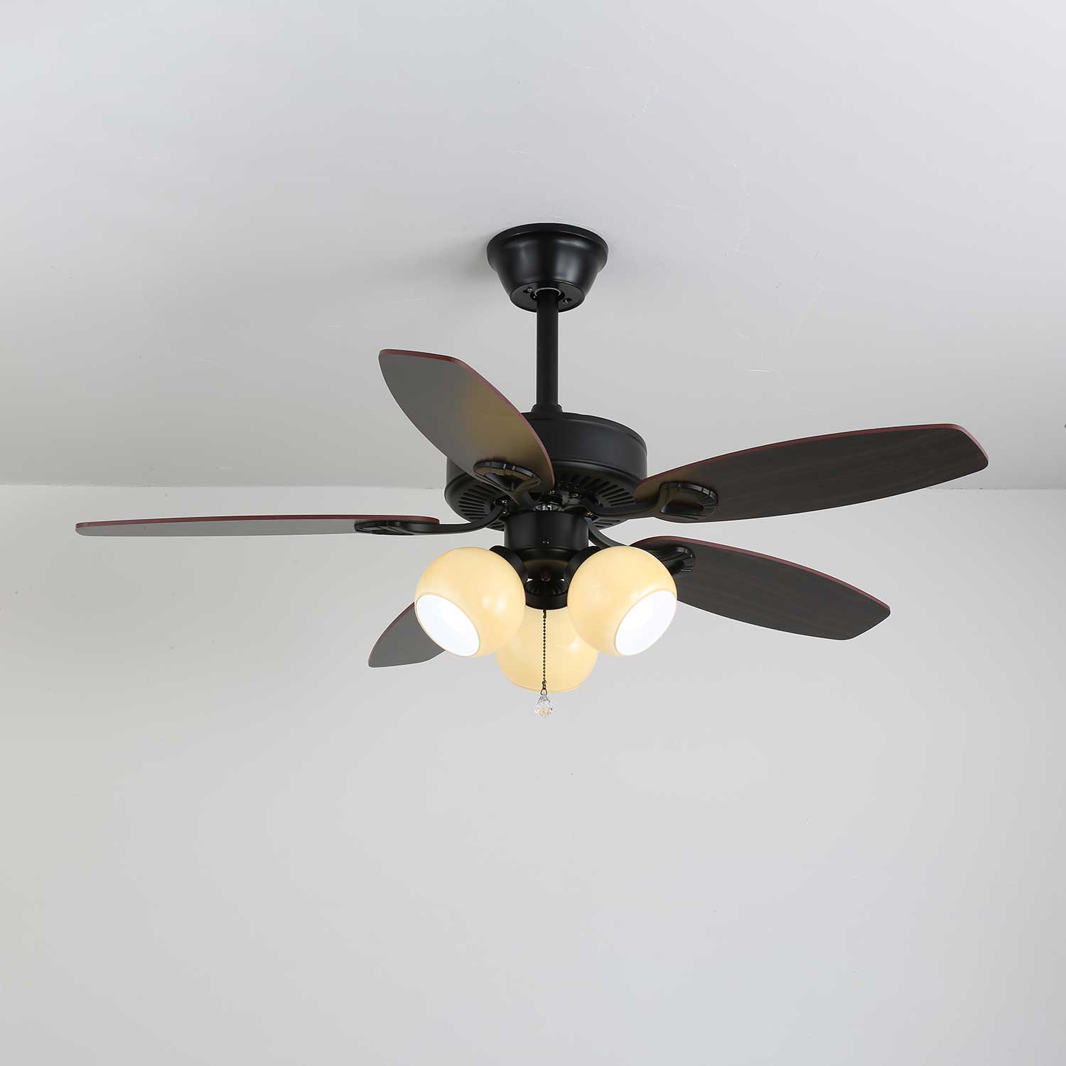 Ventilatore da soffitto Calviera vintage in legno e vetro con paralume bianco