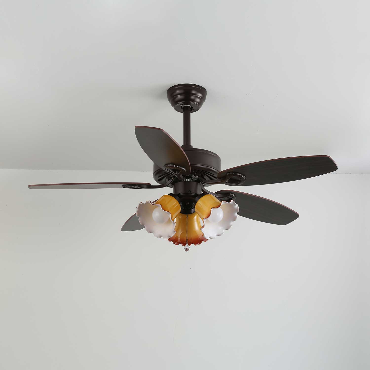 Ventilatore da soffitto Calviera vintage in legno e vetro con una luce calda