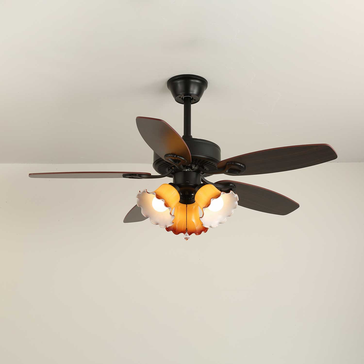 Inquadratura angolare del ventilatore da soffitto Calviera vintage in legno e vetro