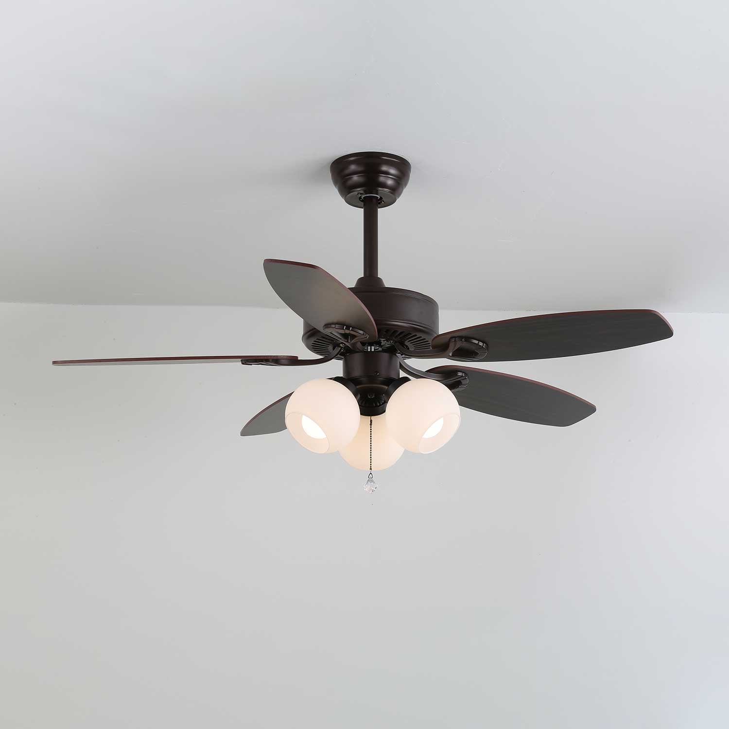 Ventilatore da soffitto Calviera vintage in legno e vetro che mostra l'installazione cablata