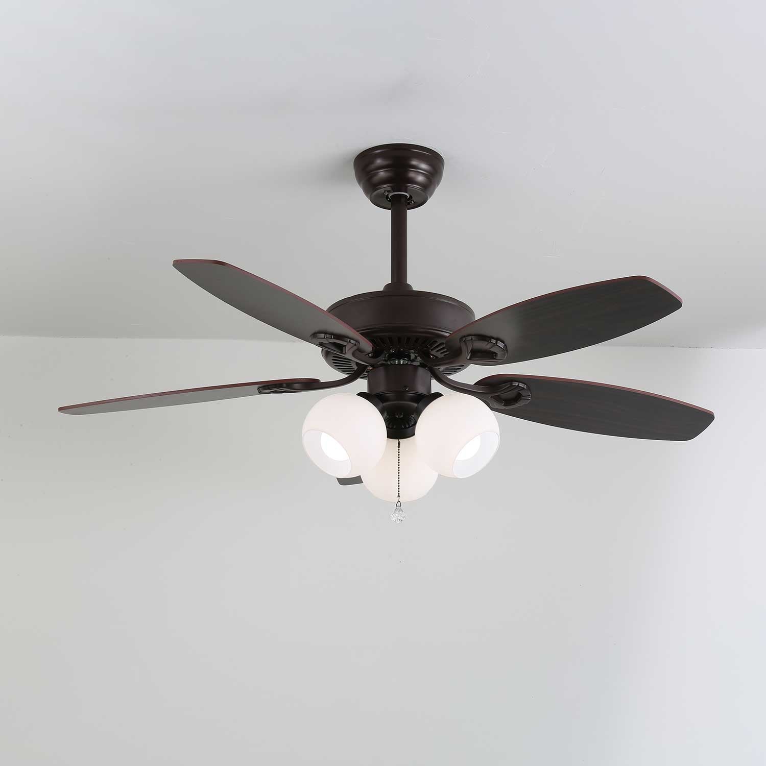 Ventilatore da soffitto Calviera vintage in legno e vetro in un angolo accogliente