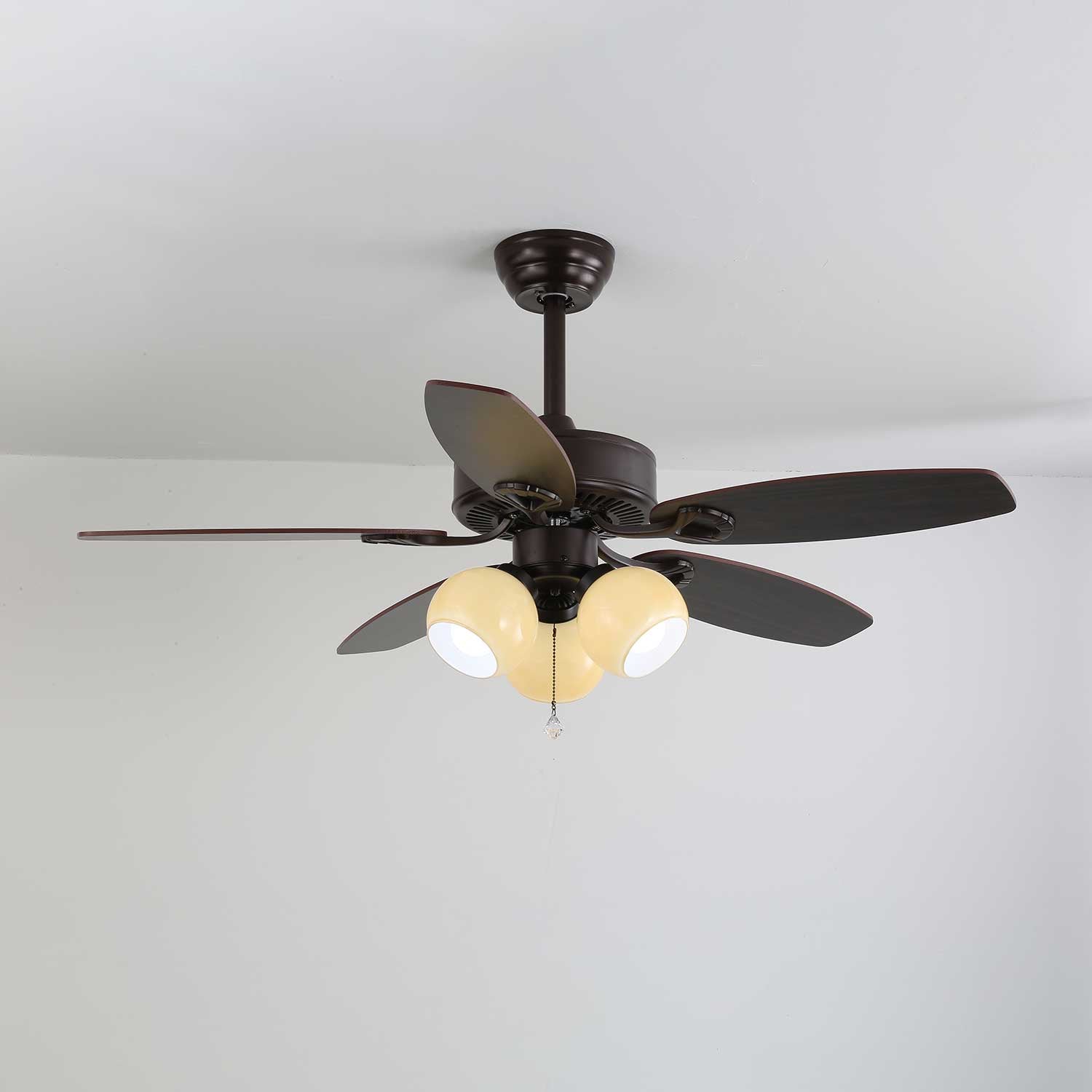 Ventilatore da soffitto Calviera vintage in legno e vetro che fornisce sia luce che circolazione dell'aria