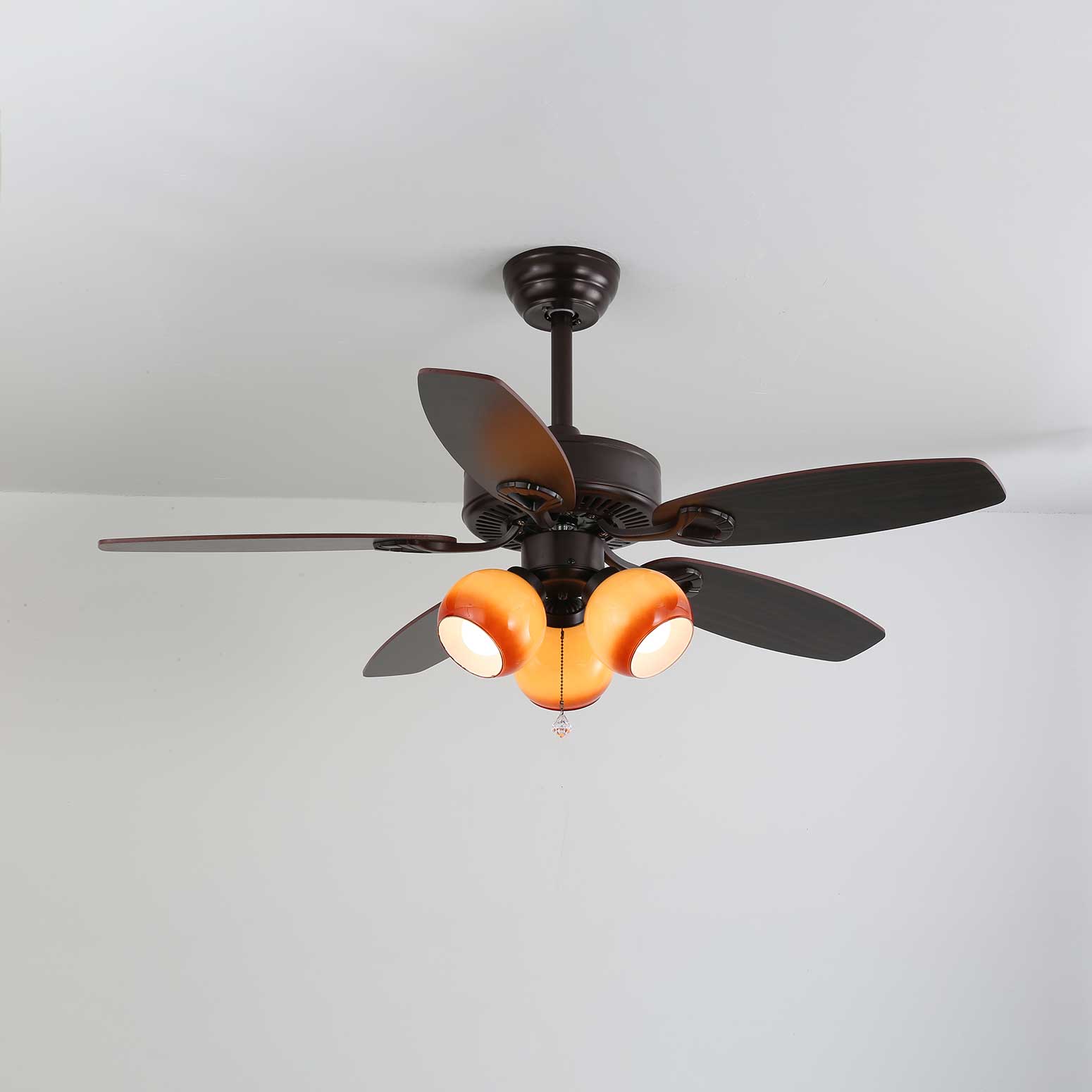 Ventilatore da soffitto Calviera vintage in legno e vetro con il suo design elegante