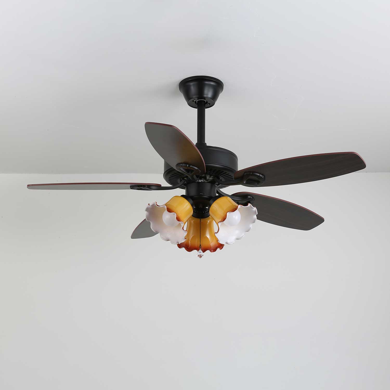 Ventilatore da soffitto Calviera vintage in legno e vetro con luci accese