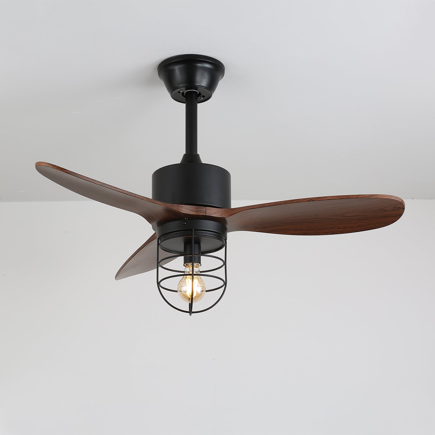 Ventilatore da soffitto industriale in legno Brisora con luce, vista angolata
