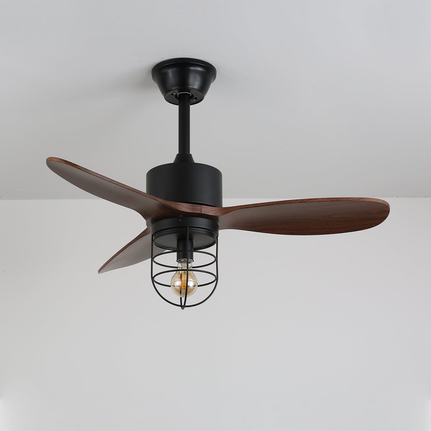 Ventilatore da soffitto industriale in legno Brisora con luce, variante con finitura in legno di noce