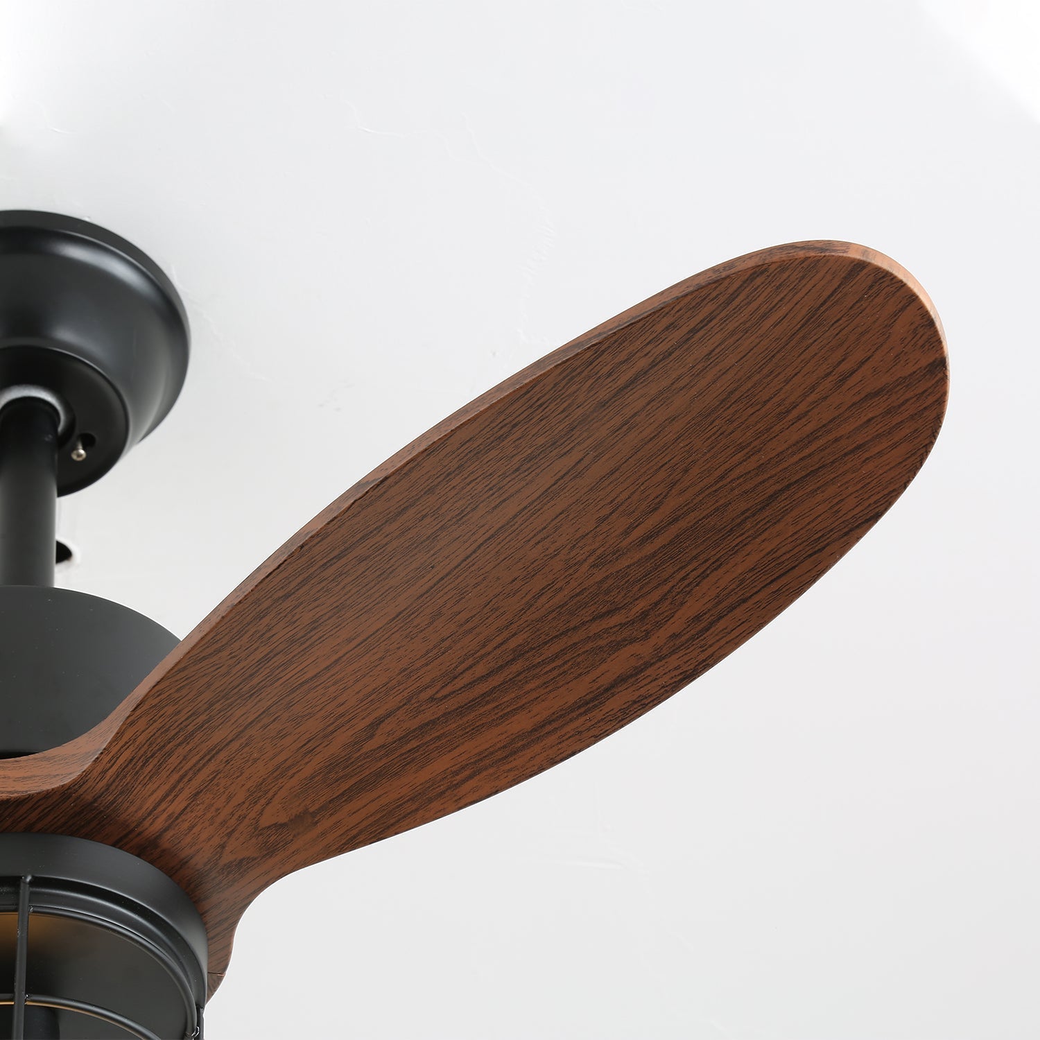 Ventilatore da soffitto industriale in legno Brisora con luce, che mostra il motore in rame puro
