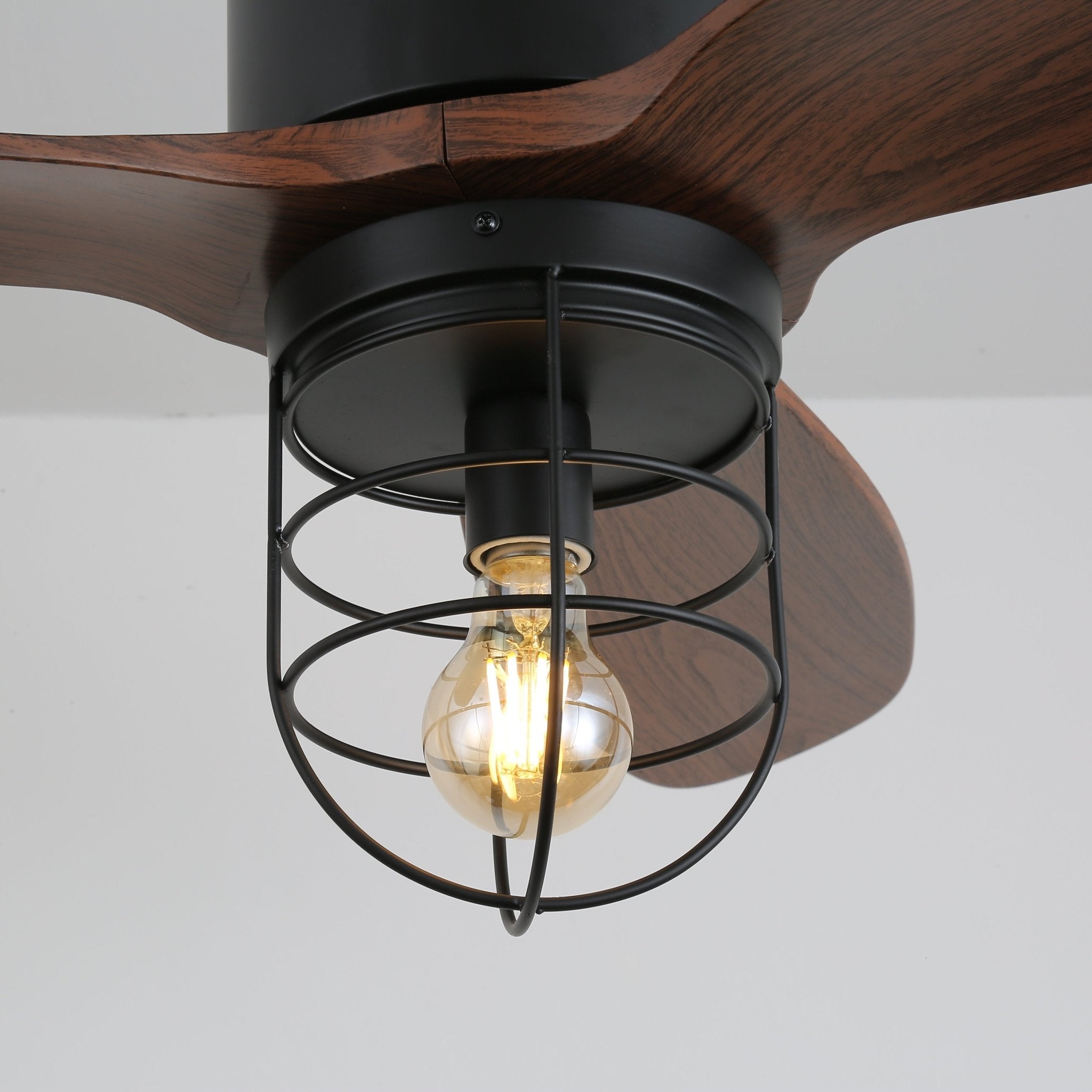 Ventilatore da soffitto industriale in legno Brisora con luce, che mostra le 6 impostazioni di velocità