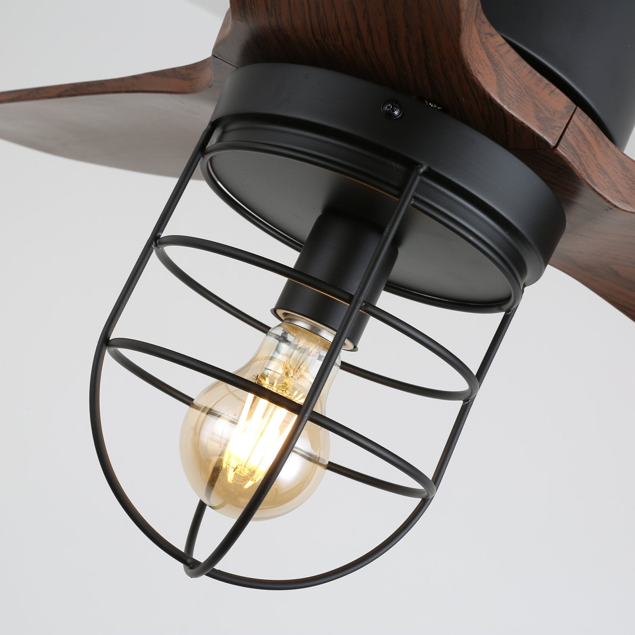 Ventilatore da soffitto industriale in legno Brisora con luce, in un interno moderno industriale