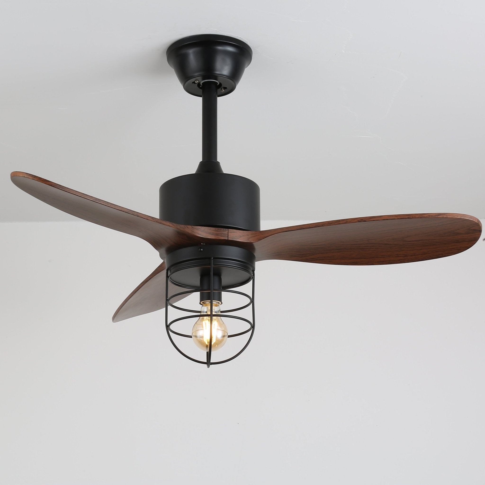 Ventilatore da soffitto industriale in legno Brisora con luce, in un ambiente rustico