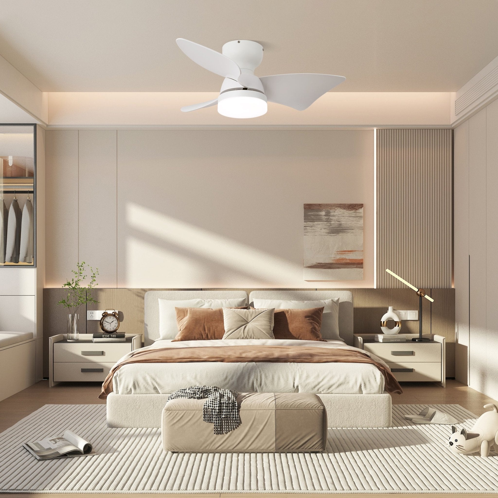 Primo piano dei dettagli in metallo argento del ventilatore da soffitto con luce Mirella