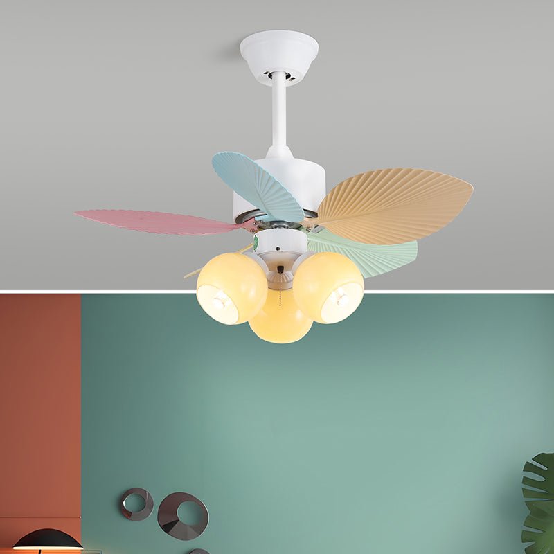 Ventilatore da soffitto Liora in vetro colorato, vista angolata