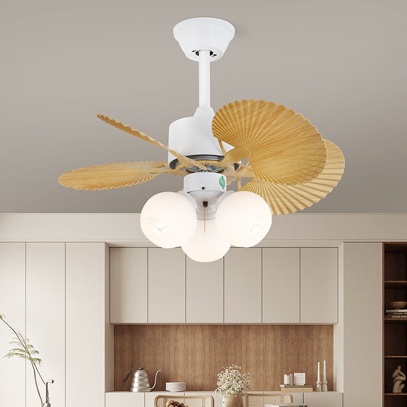 Ventilatore da soffitto Liora in vetro colorato, scatto lifestyle in una cameretta per bambini