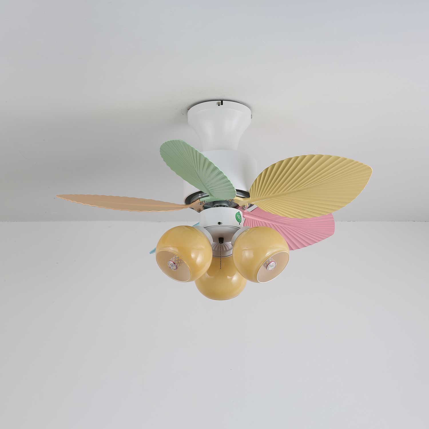 Ventilatore da soffitto Liora in vetro colorato, in un soggiorno