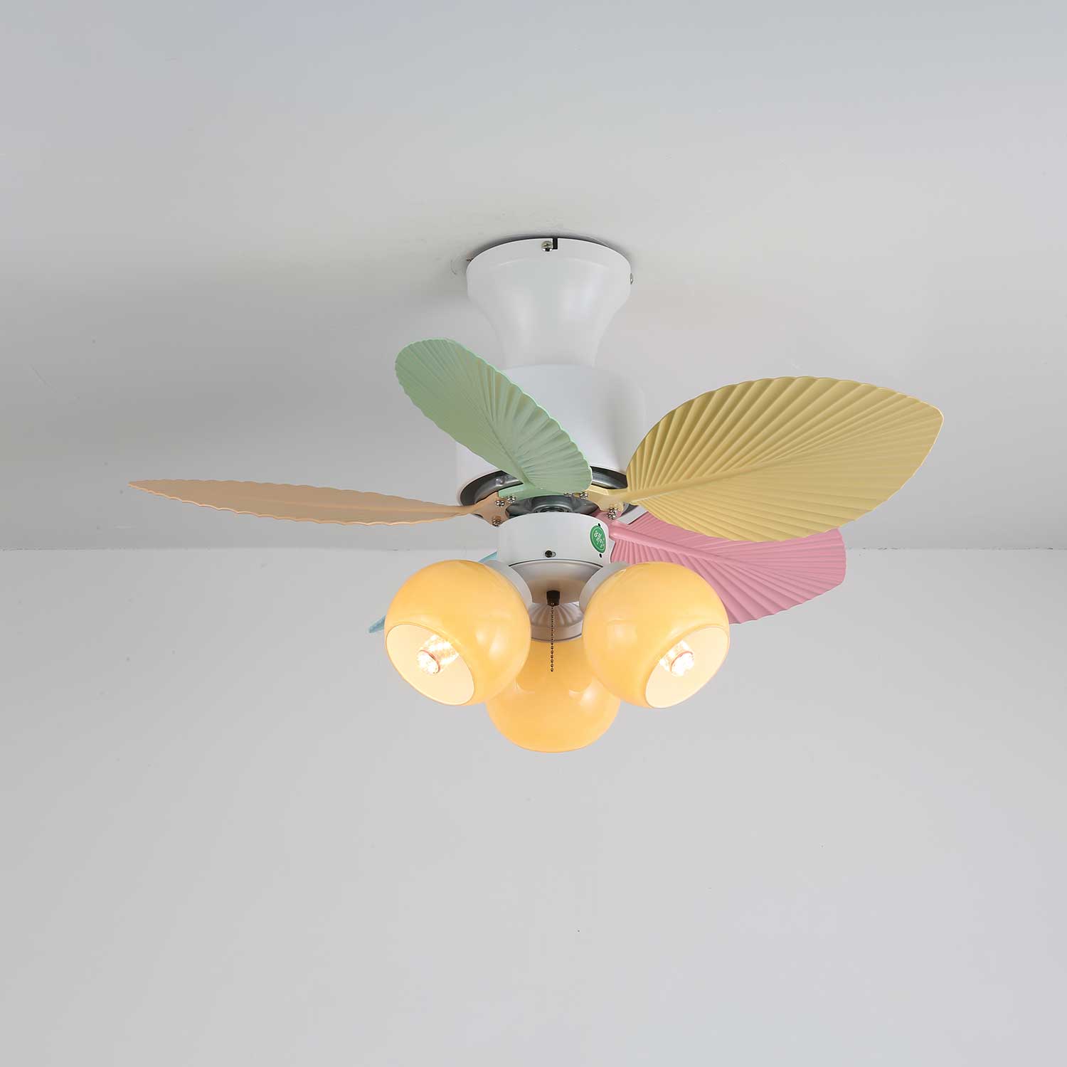 Ventilatore da soffitto Liora in vetro colorato, vista generale del prodotto