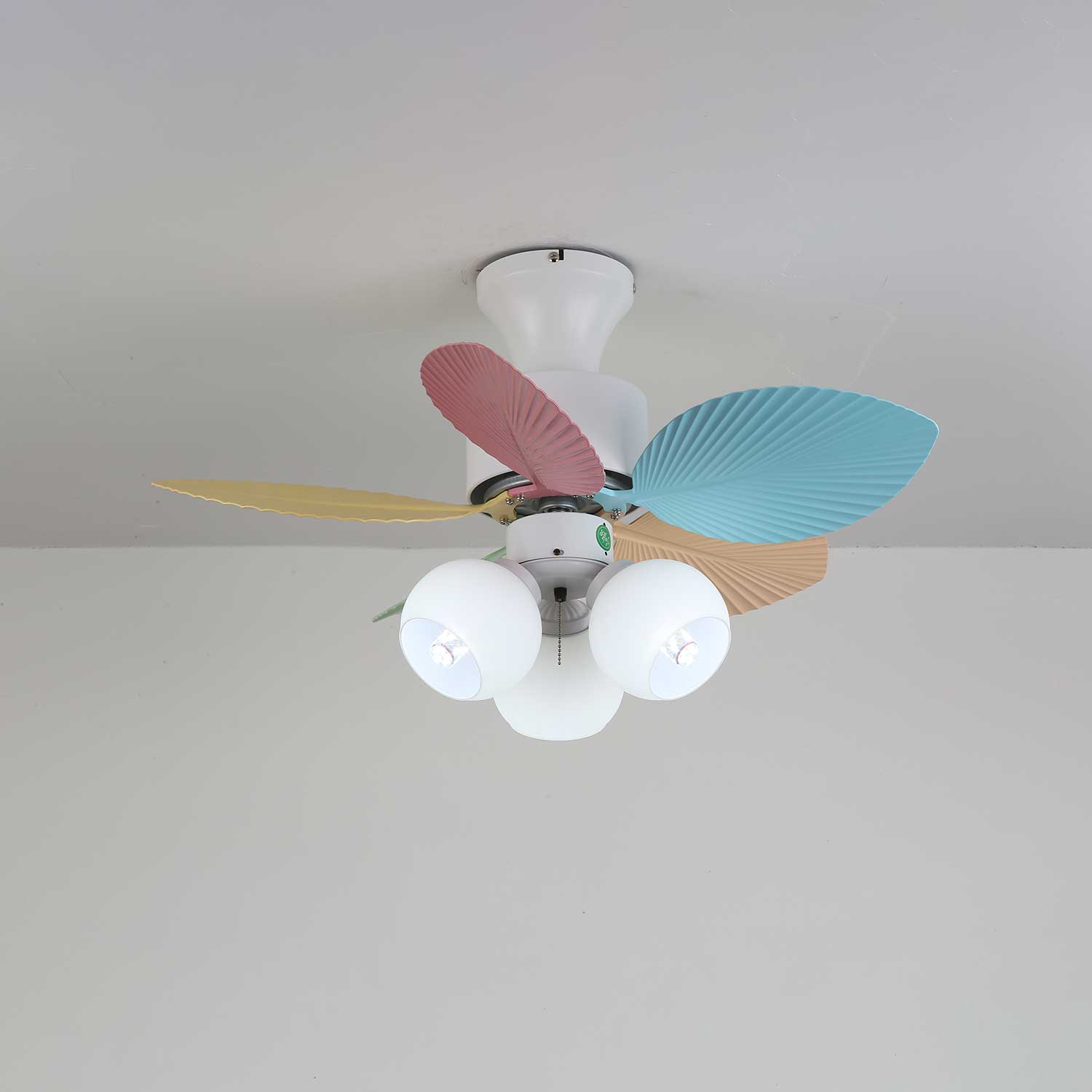 Ventilatore da soffitto Liora in vetro colorato, in uno studio