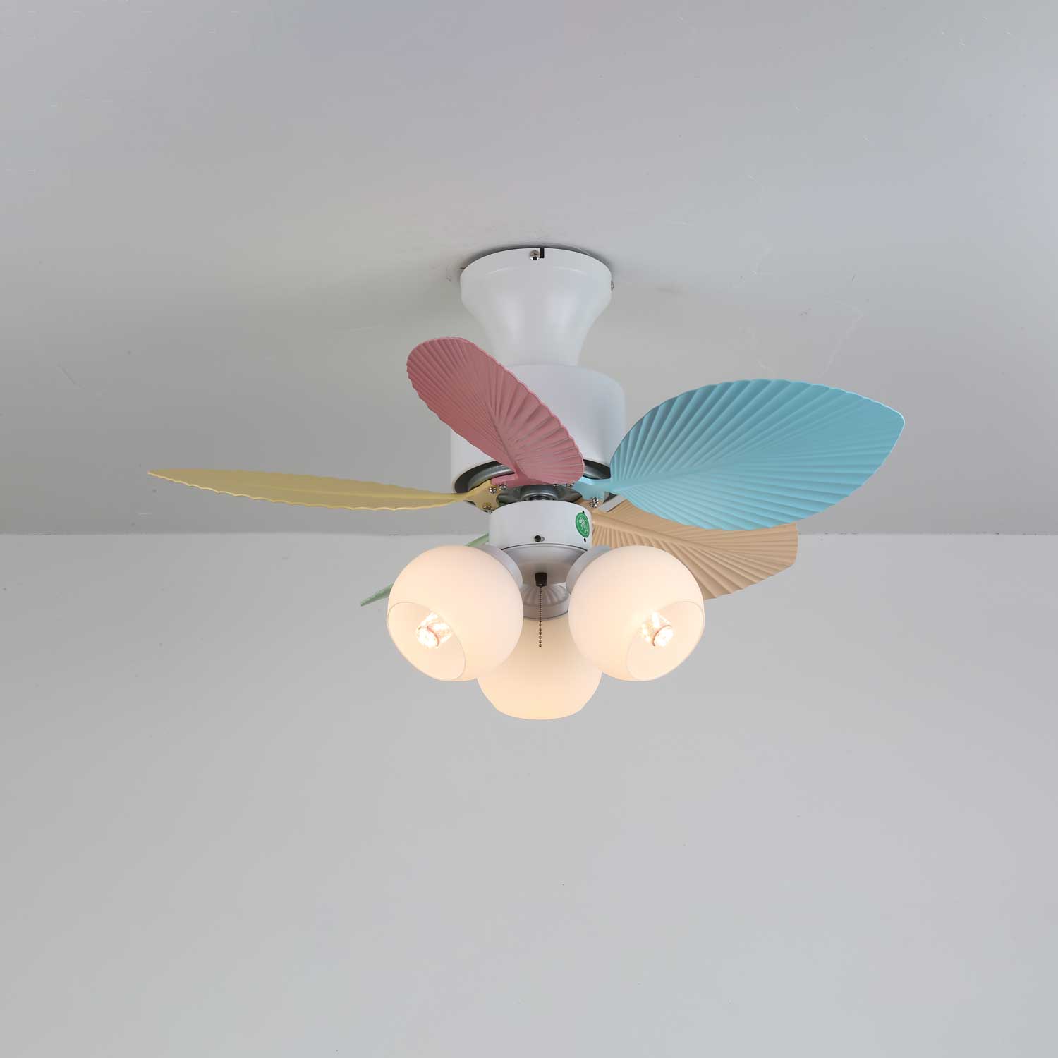 Ventilatore da soffitto Liora in vetro colorato, scatto pulito del prodotto