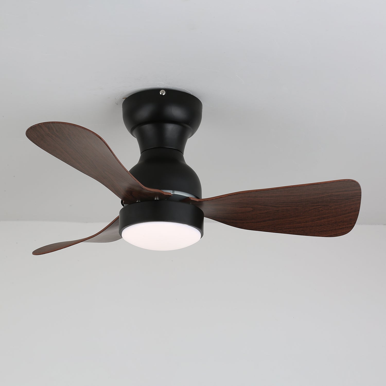 Vista dall'alto del ventilatore da soffitto Aurdorus che mostra il design delle pale