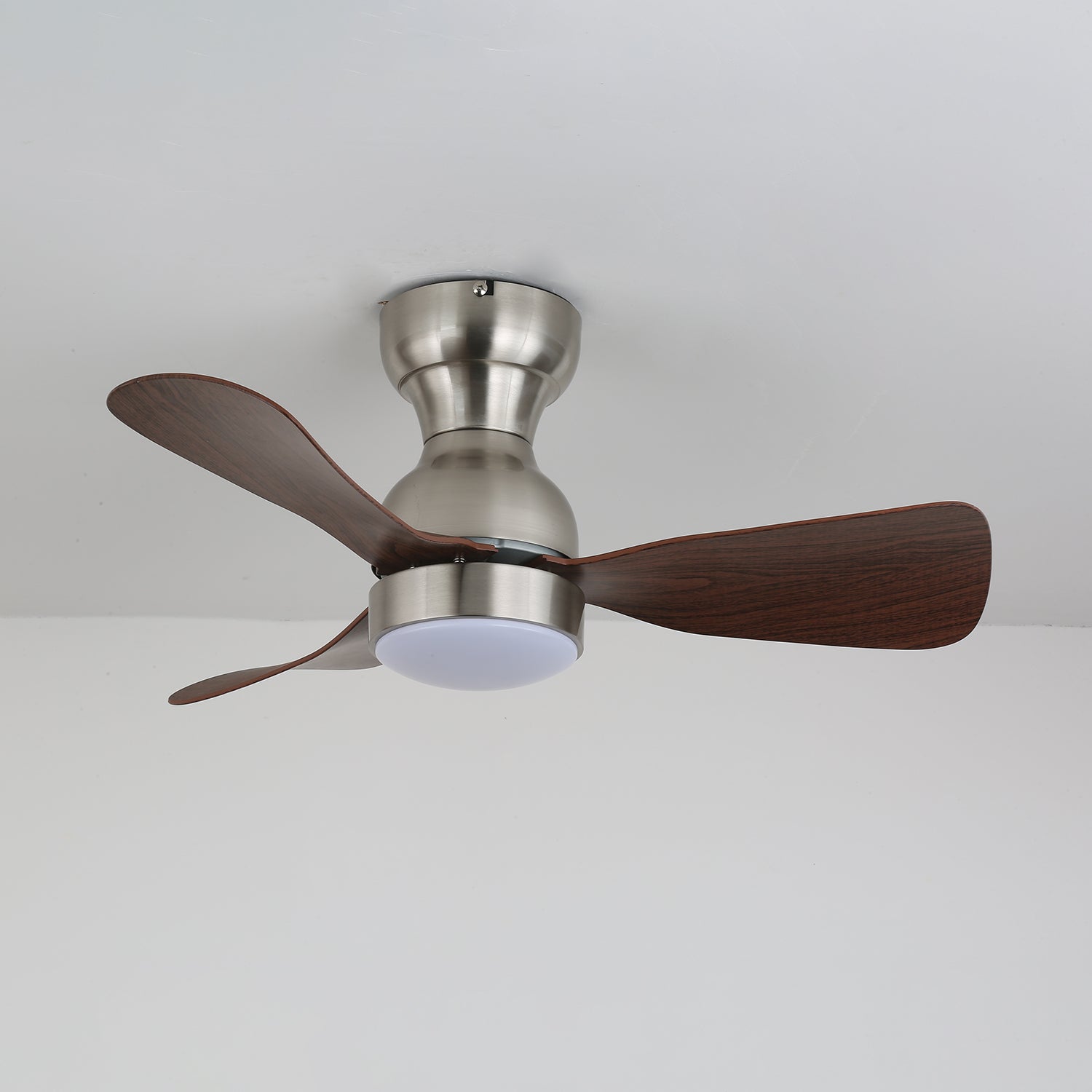 Ventilatore Aurdorus con luce, con la sua struttura in metallo e paralume in acrilico
