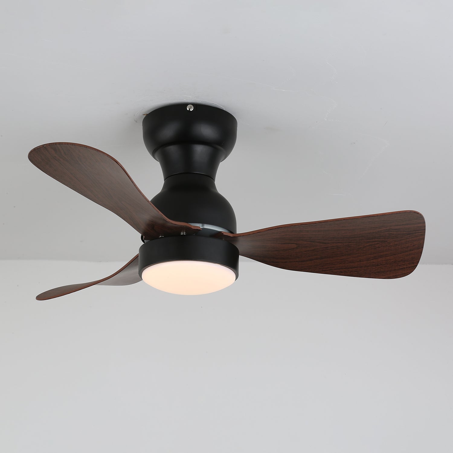 Ventilatore da soffitto Aurdorus con luce in un ambiente soggiorno moderno