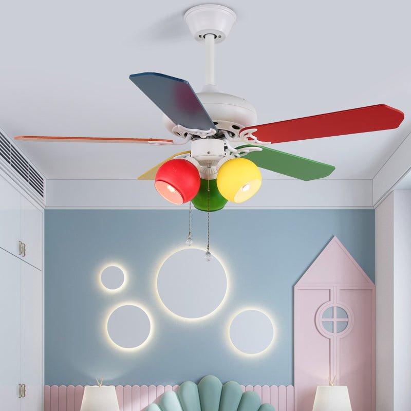 Primo piano delle pale del Ventilatore da Soffitto Giocoso Carlo con Luce.