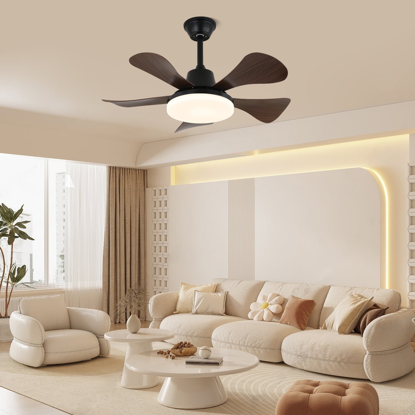 Vista ravvicinata del diffusore in acrilico e della struttura in metallo del ventilatore da soffitto Aveline con luce