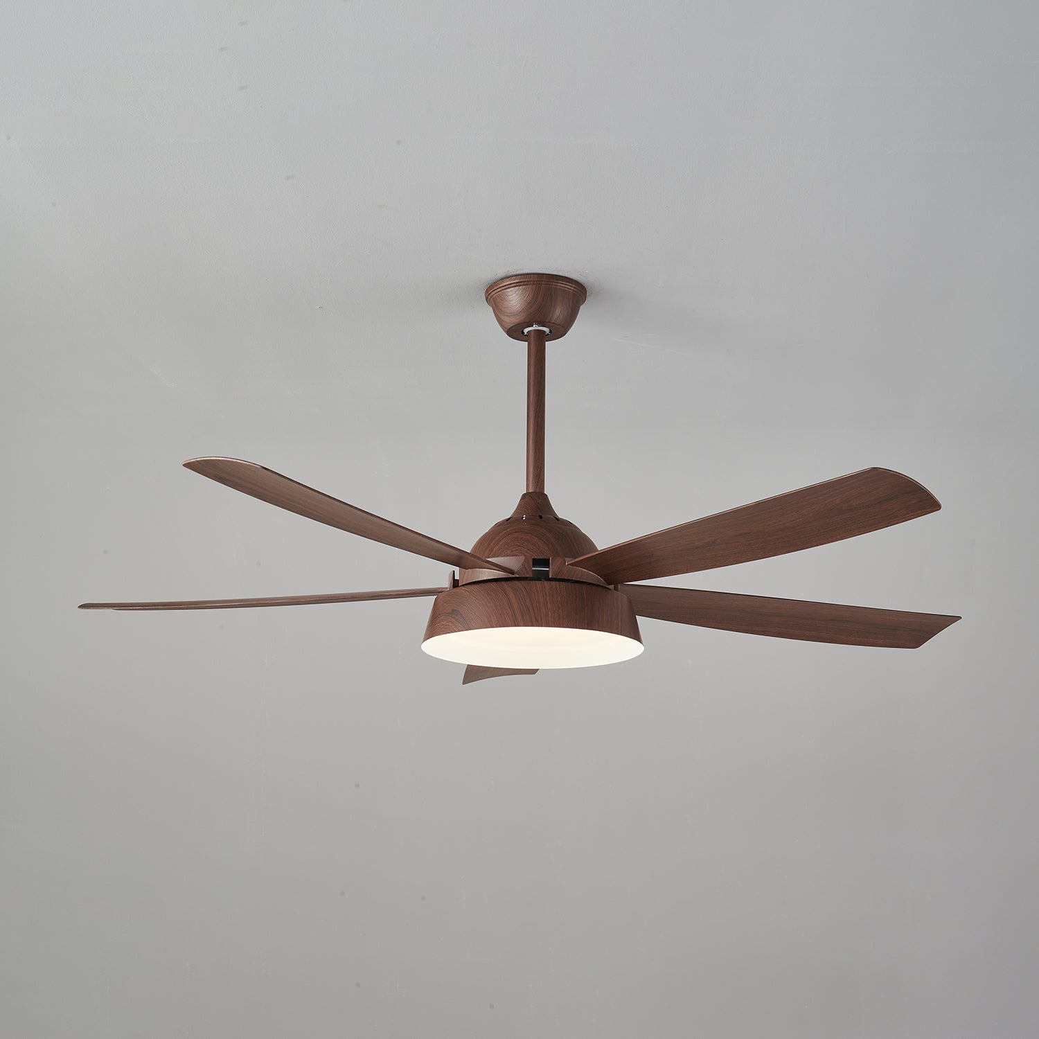 Ventilatore da soffitto Orvino con luce effetto legno, scatto lifestyle