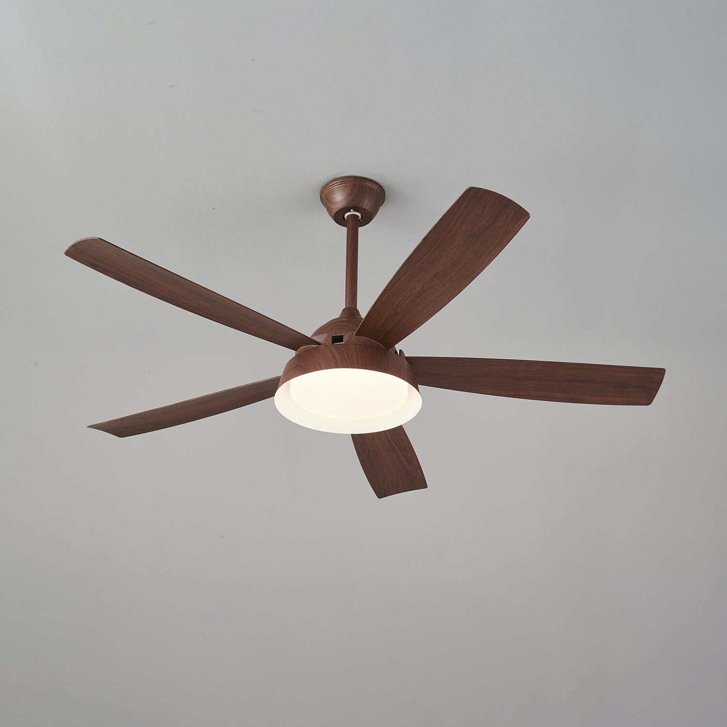 Ventilatore da soffitto Orvino con luce effetto legno, dettaglio del montaggio