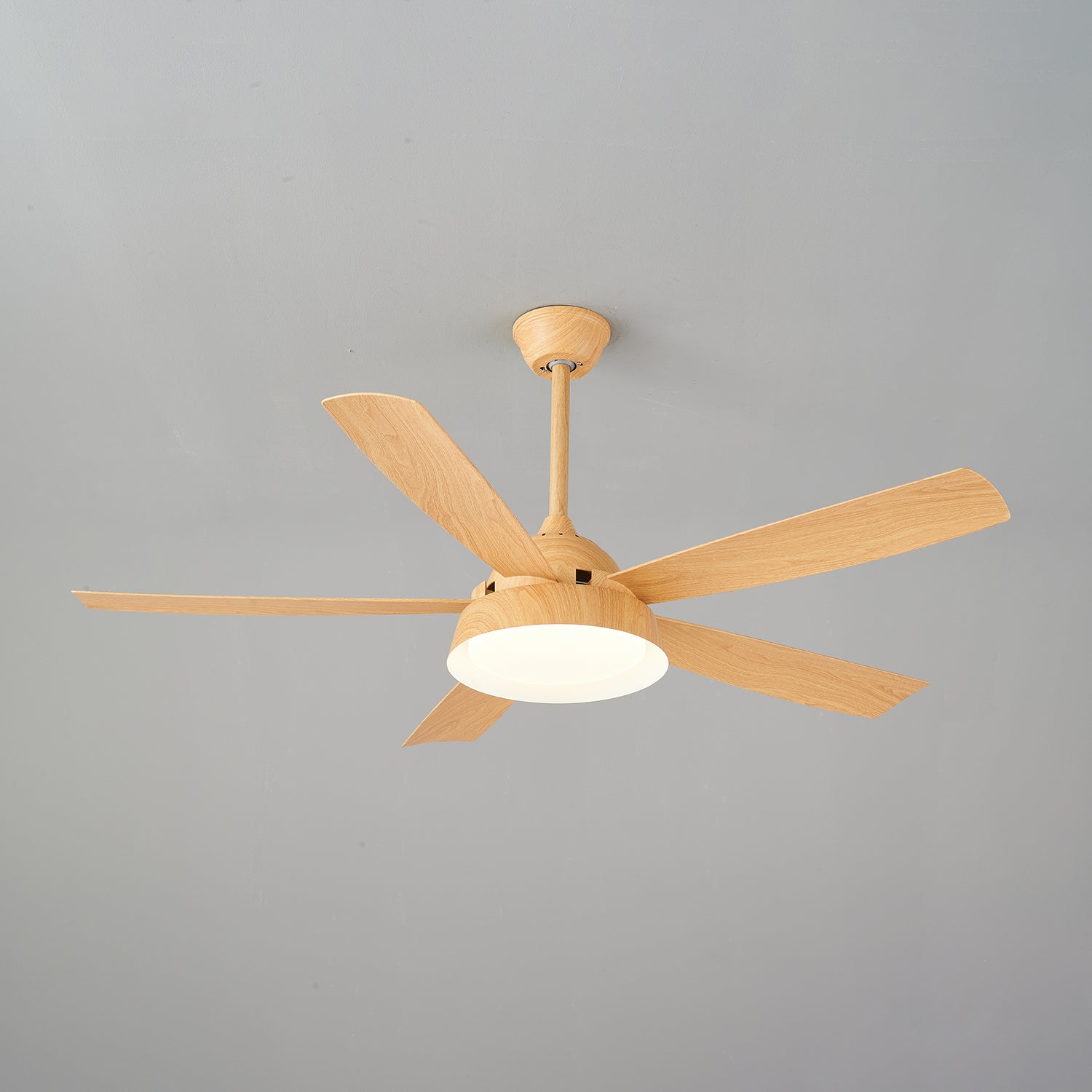 Ventilatore da soffitto Orvino con luce effetto legno, dettaglio del telecomando