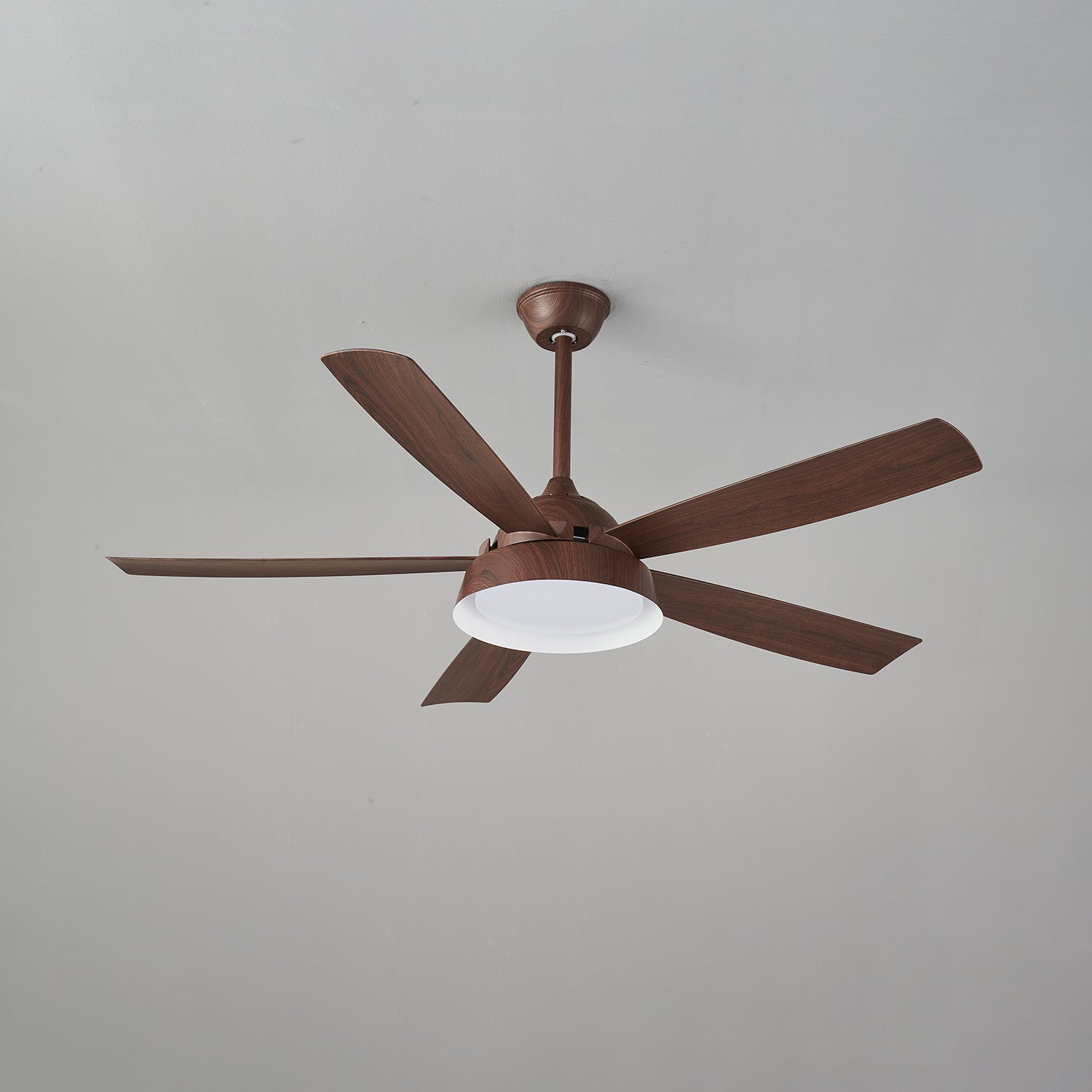Ventilatore da soffitto Orvino con luce effetto legno, dettaglio del diffusore in acrilico