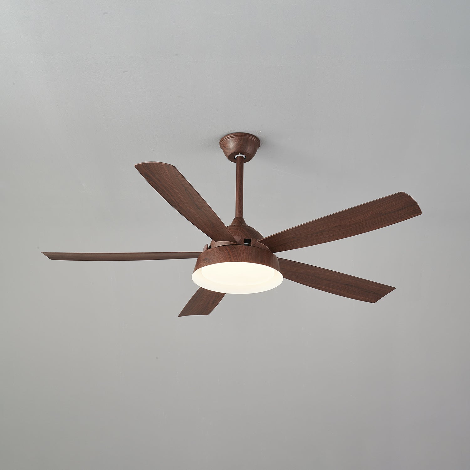 Ventilatore da soffitto Orvino con luce effetto legno, dettaglio del motore in rame puro