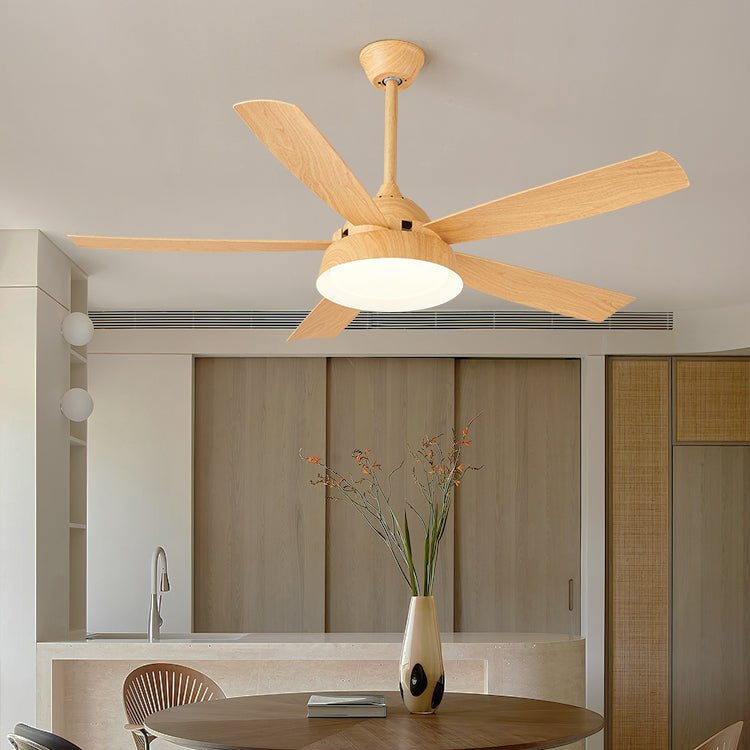 Ventilatore da soffitto Orvino con luce effetto legno, installato in un soggiorno
