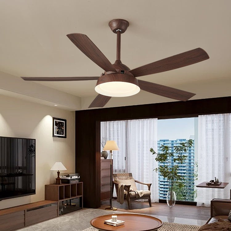 Ventilatore da soffitto Orvino con luce effetto legno, installato in una camera da letto