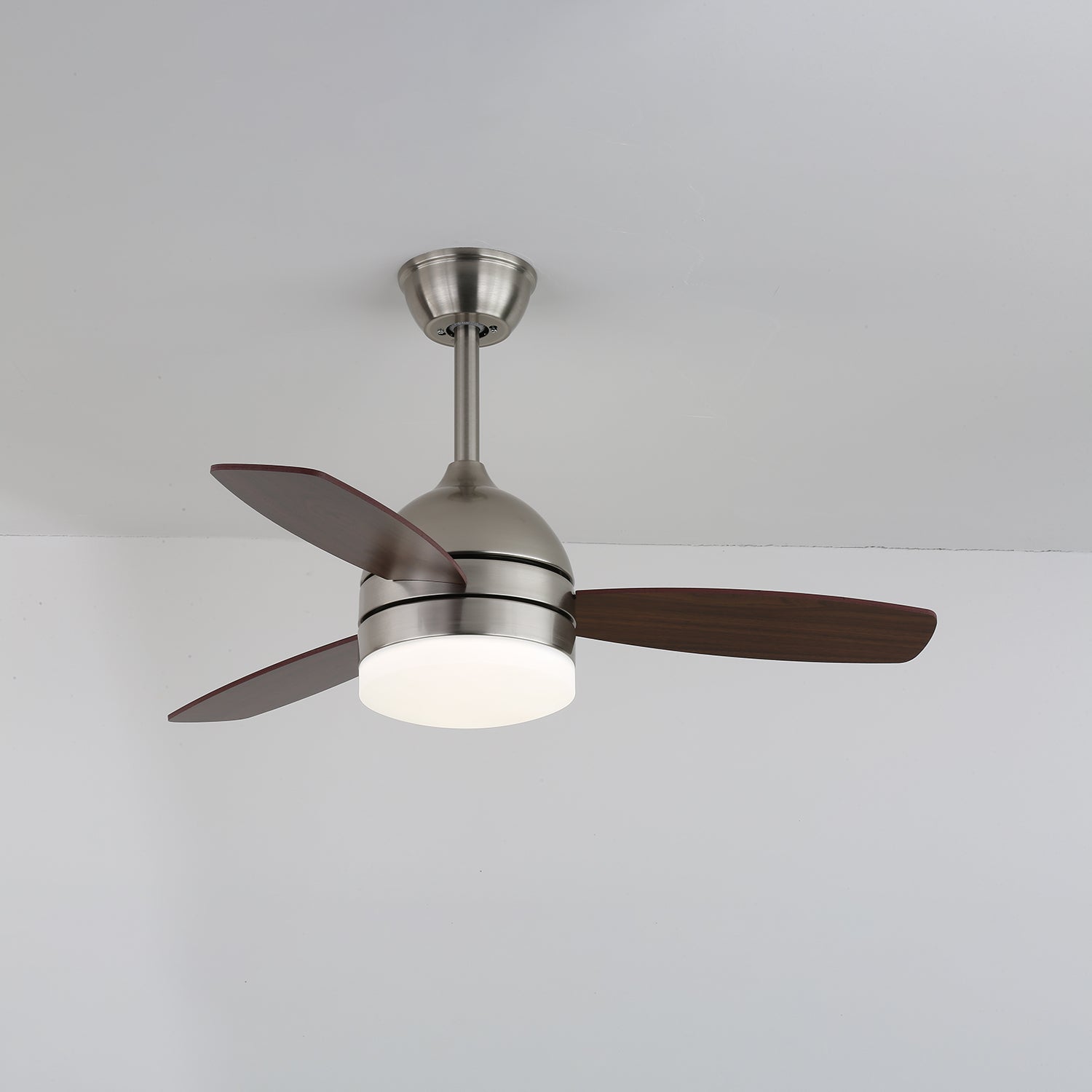 Ventilatore da soffitto Caelan che mostra il suo telecomando e il montaggio a soffitto