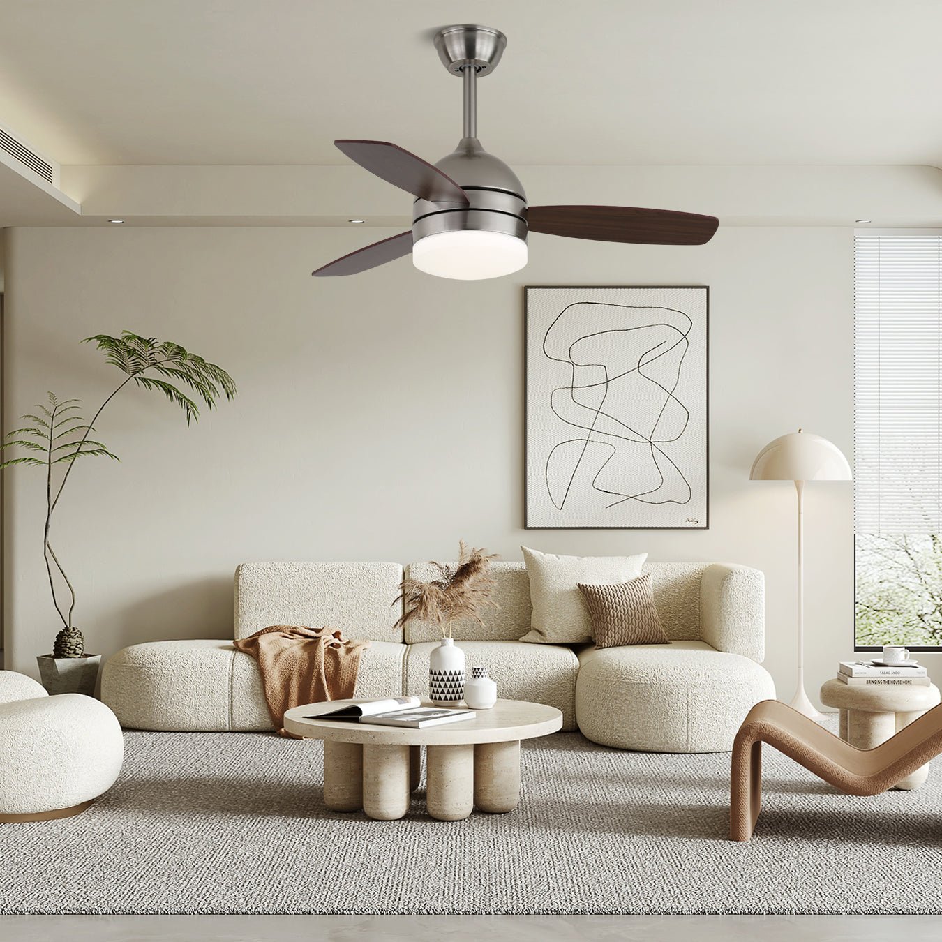 Ventilatore da soffitto Caelan installato in un moderno soggiorno