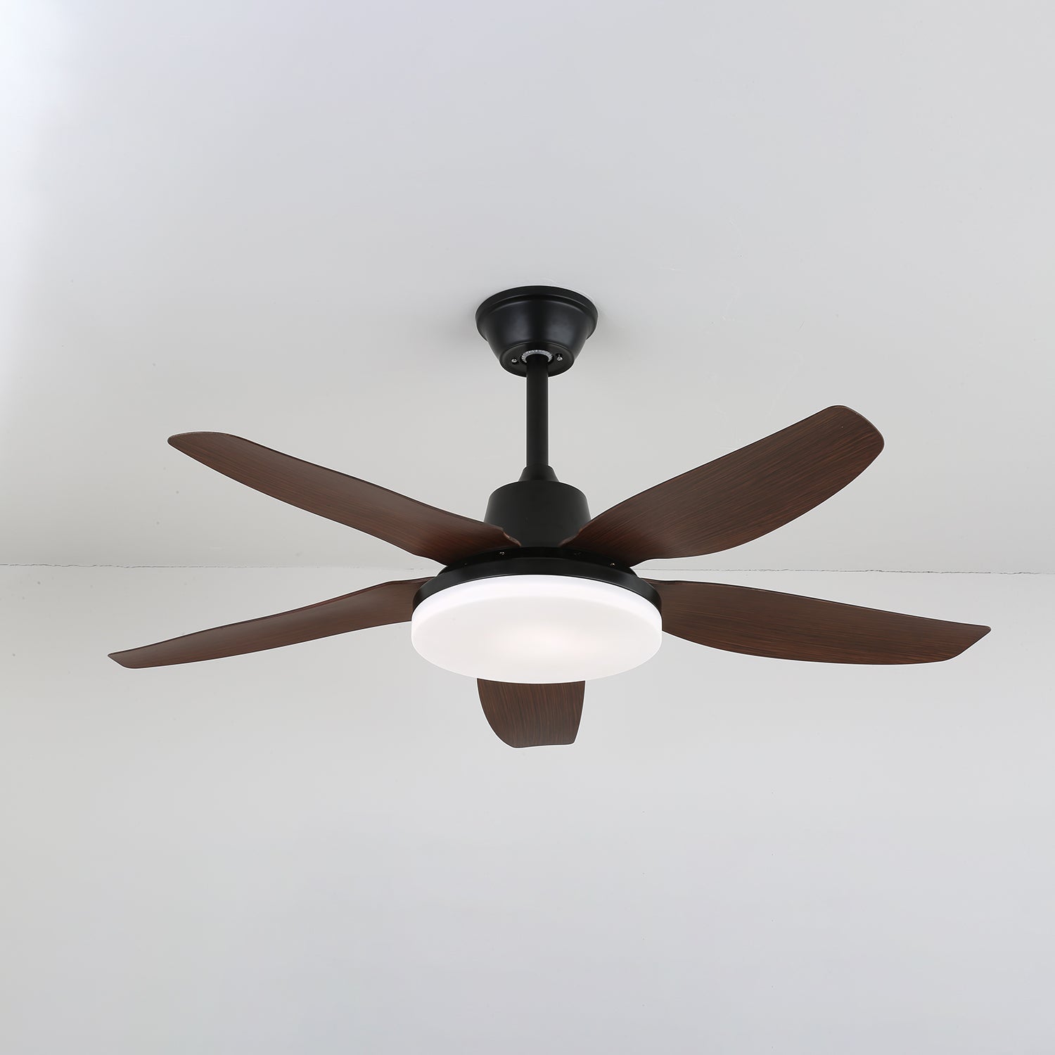Ventilatore da Soffitto Moderno Luvo con Luce in Legno in un ambiente interno