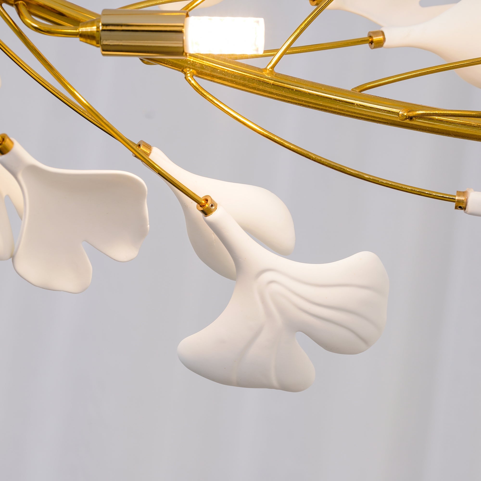 Olivia Lampadario moderno a LED dorato GinkLuxe, metallo e ceramica