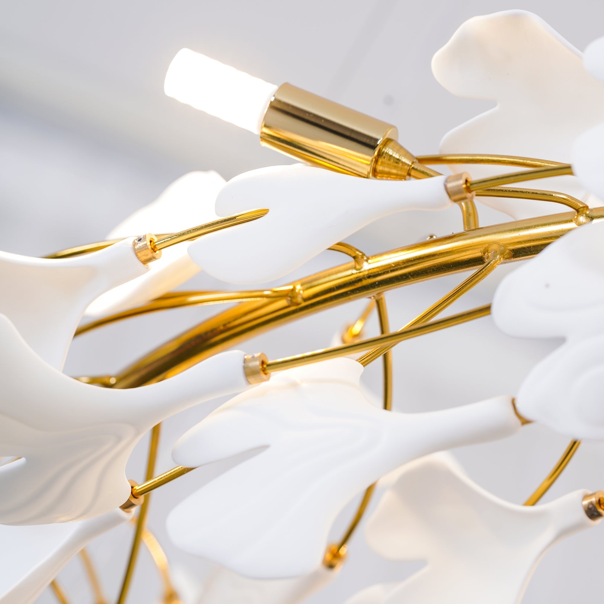 Olivia Lampadario moderno a LED dorato GinkLuxe, metallo e ceramica